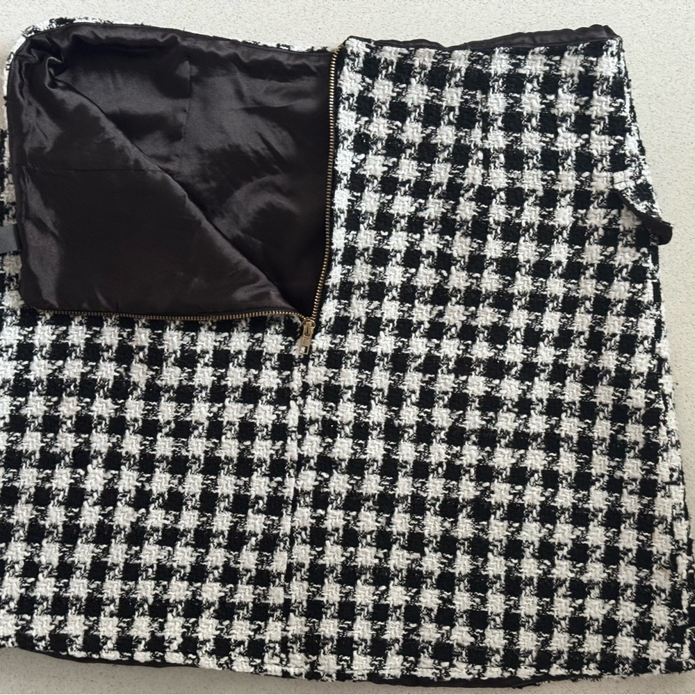 Mon Ami Houndstooth Black and White Boucle Tweed
Skirt - Picture 2 of 6